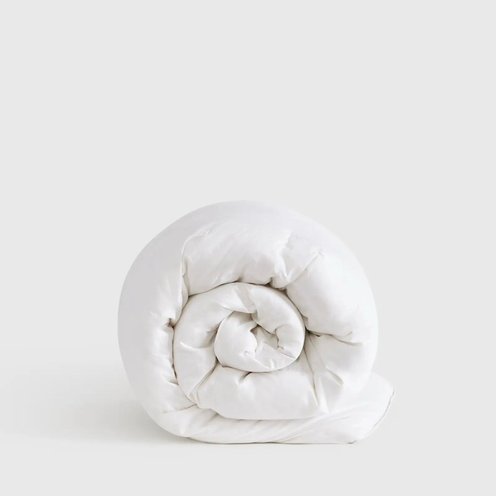 Quince NWOT Premium Down Alternative Comforter All
Season Twin 891